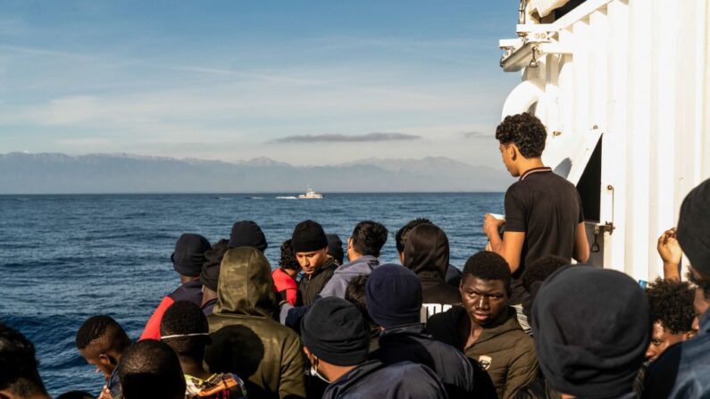 Des migrants regardent un patrouilleur des garde-côtes français s'approcher du navire Ocean Viking, le 10 novembre 2022. (Photo: VINCENZO CIRCOSTA/AFP via Getty Images)