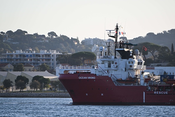 Le navire de sauvetage "Ocean viking" escorté par un bateau militaire arrive à Toulon, avec des migrants à bord, le 11 novembre 2022.  (Photo de CHRISTOPHE SIMON/AFP via Getty Images)