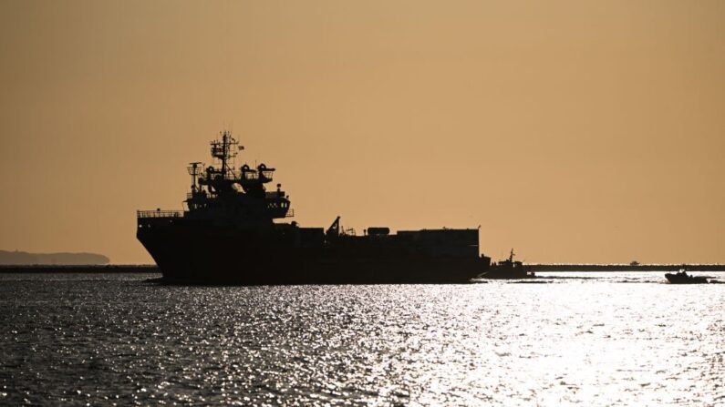 Le navire de sauvetage Ocean Viking de l'organisation maritime humanitaire européenne SOS Méditerranée, escorté par un bateau militaire, arrive à Toulon, dans le sud de la France, avec des migrants à bord, le 11 novembre 2022. (Crédit photo CHRISTOPHE SIMON/AFP via Getty Images)