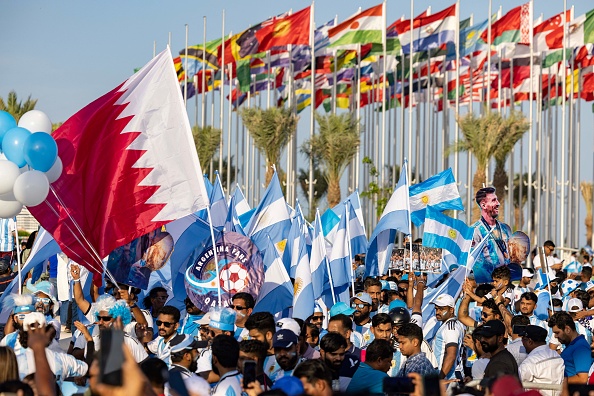 Des supporters soutenant l'Argentine à Doha, le 11 novembre 2022, avant la Coupe du monde de football au Qatar 2022. (Photo : ODD ANDERSEN/AFP via Getty Images)