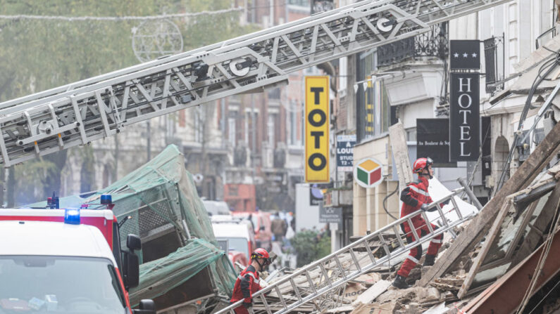 Les pompiers inspectent un bâtiment effondré à Lille, le 12 novembre 2022. (Photo: SAMEER AL-DOUMY/AFP via Getty Images)