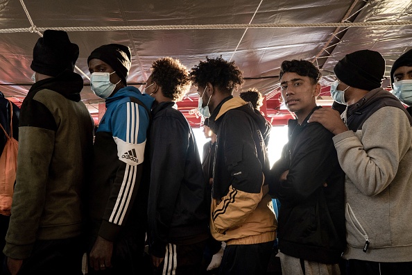 Des migrants se préparent à débarquer de l'Ocean Viking à Toulon le 11 novembre 2022.  (VINCENZO CIRCOSTA/AFP via Getty Images)