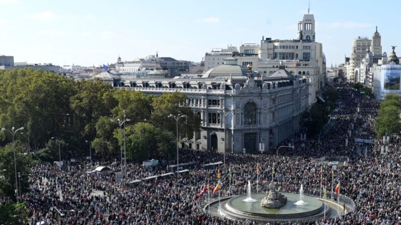 Des centaines de milliers de manifestants se rassemblent sur la place Cibeles, à Madrid, le 13 novembre 2022. (Photo: OSCAR DEL POZO/AFP via Getty Images)