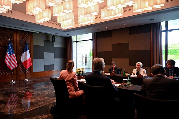 La secrétaire américaine au Trésor Janet Yellen rencontre son homologue français Bruno Le Maire en marge du sommet du G20 à Bali le 14 novembre 2022. Photo par ADEK BERRY/AFP via Getty Images.