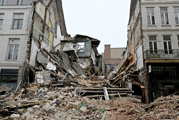 Deux immeubles se sont effondrés dans le centre de Lille le 12 novembre 2022. (Photo: FRANCOIS LO PRESTI/AFP via Getty Images)