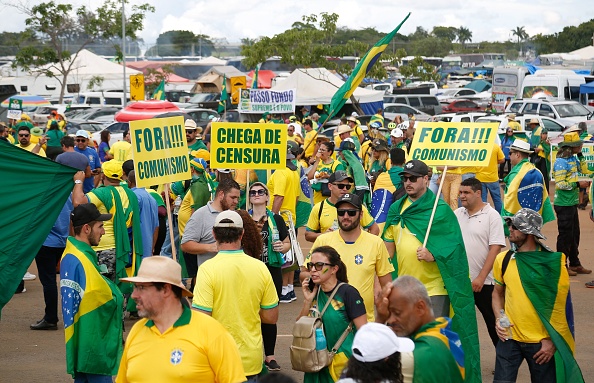 Des partisans du président brésilien Jair Bolsonaro participent à une manifestation pour demander une intervention fédérale devant le siège de l'armée à Brasilia, le 15 novembre 2022. (Photo : SERGIO LIMA/AFP via Getty Images)
