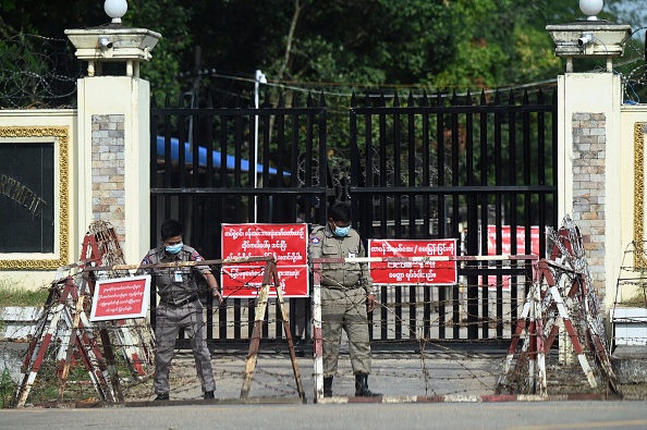 L'armée du Myanmar a annoncé le 17 novembre 2022 qu'elle libérerait près de 6 000 prisonniers, dont un ancien ambassadeur britannique, un journaliste japonais et un conseiller économique australien qui seront expulsés. Photo par STR/AFP via Getty Images.