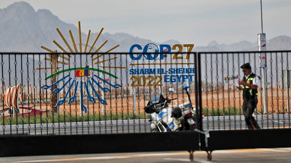 Centre international de convention de Sharm el-Sheikh, pendant la conférence sur le climat COP27 dans la station balnéaire égyptienne du même nom sur la mer Rouge, le 17 novembre 2022.  (MOHAMMED ABED/AFP via Getty Images)