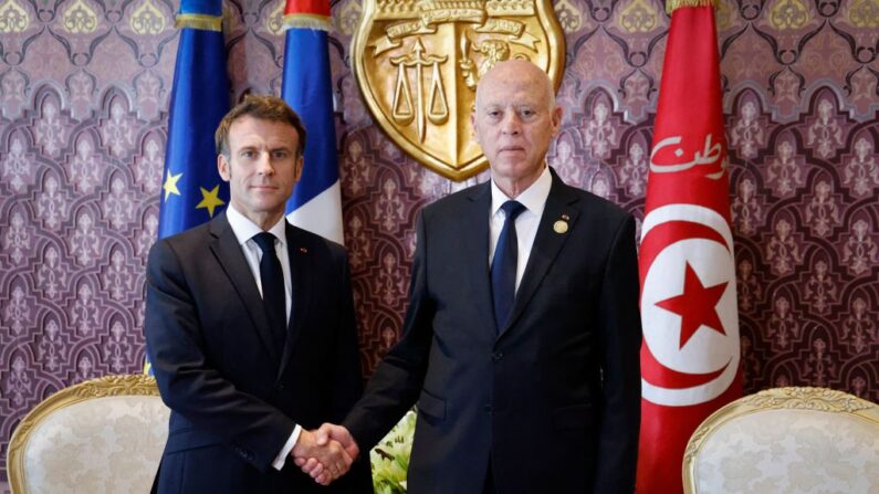 Le président français Emmanuel Macron (G) et le président tunisien Kais Saied (D) lors du 18e sommet des pays francophones à Djerba, le 19 novembre 2022. (Photo: LUDOVIC MARIN/POOL/AFP via Getty Images)