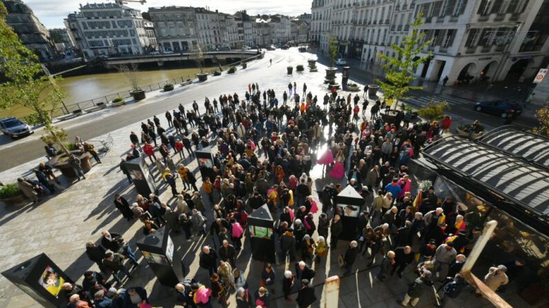 Des personnes se rassemblent devant l'hôtel de ville de Bayonne pour protester contre un projet de loi visant à interdire la corrida dans les dix départements de France où cette tradition est pratiquée, le 19 novembre 2022. (Photo: GAIZKA IROZ/AFP via Getty Images)