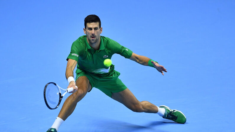  Le Serbe Novak Djokovic joue un coup droit pendant le match de demi-finale contre l'Américain Taylor Fritz, lors de la septième journée des Nitto ATP Finals au Pala Alpitour, le 19 novembre 2022 à Turin, en Italie. (Photo : Valerio Pennicino/Getty Images)