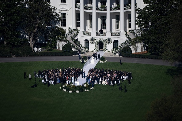 Naomi Biden, 28 ans, petite-fille du président américain Joe Biden, et Peter Neal, 25 ans, se rendent à la Maison Blanche après leur mariage sur la pelouse sud de Washington, DC, le 19 novembre 2022.  (Photo : BRENDAN SMIALOWSKI/AFP via Getty Images)