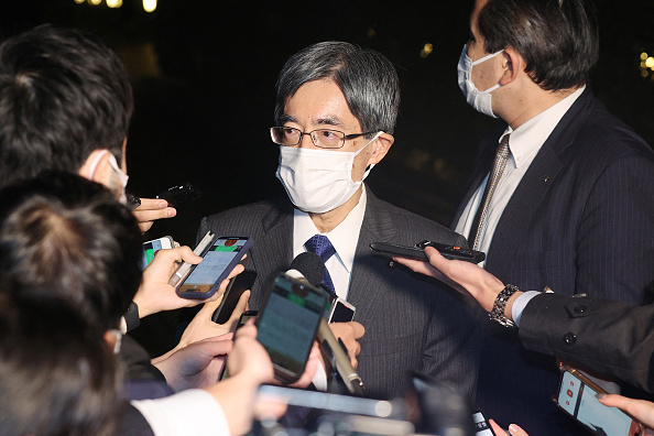 Le ministre japonais de l'Intérieur, Minoru Terada (C), répond aux questions des journalistes à la résidence officielle du Premier ministre à Tokyo, le 20 novembre 2022. (Photo : STR/JIJI PRESS/AFP via Getty Images)