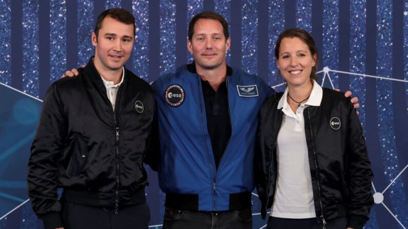Thomas Pesquet (C) pose avec les astronautes de la classe 2022 de l'ESA Arnaud Prost (G) et Sophie Adenot (D), à Paris, le 23 novembre 2022. (Photo: JOEL SAGET/AFP via Getty Images)
