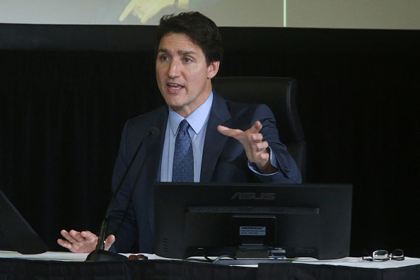 Au Canada, Trudeau défend son recours à une loi d'urgence pour mettre fin à la crise des camionneurs
