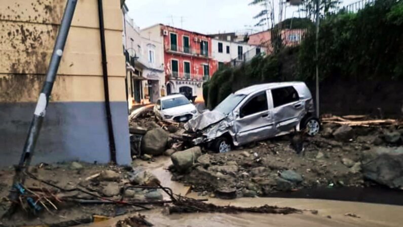 Des voitures détruites à Casamicciola, dans le sud de l'île d'Ischia, le 26 novembre 2022, à la suite de fortes pluies qui ont provoqué un glissement de terrain. (Photo: ANSA/Ansa/AFP via Getty Images)