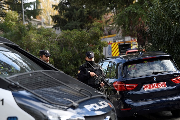 Des policiers espagnols sécurisent la zone après l'explosion d'une lettre piégée à l'ambassade d'Ukraine à Madrid, le 30 novembre 2022. (Photo : OSCAR DEL POZO/AFP via Getty Images)