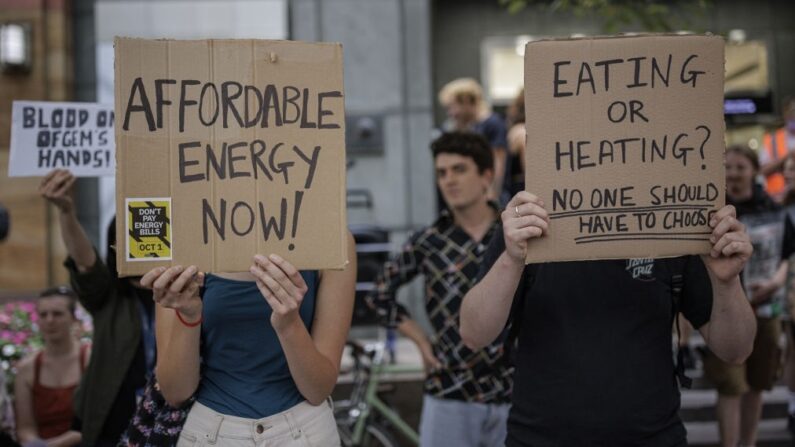 Manifestation contre la hausse des prix de l'énergie devant le siège d'Ofgem à Canary Wharf, le 26 août 2022 à Londres. Ofgem a ce jour-là annoncé le nouveau taux de plafonnement des prix de l'énergie, passant de 1971 £ à 3549 £ par an à partir du 1er octobre. (Photo de Rob Pinney / Getty Images)
