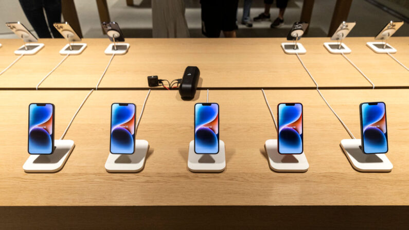 Nouveaux iPhones 14 exposés dans un magasin Apple, le 16 septembre 2022 à Wuhan (Photo par Getty Images)