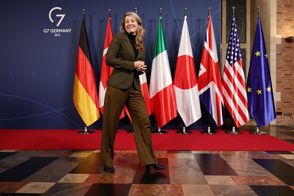 La ministre canadienne des Affaires étrangères, Mélanie Joly, fait une déclaration suivant le sommet des ministres des Affaires étrangères du G7, le 4 novembre 2022 à Muenster, en Allemagne. (Photo : Andreas Rentz/Getty Images)