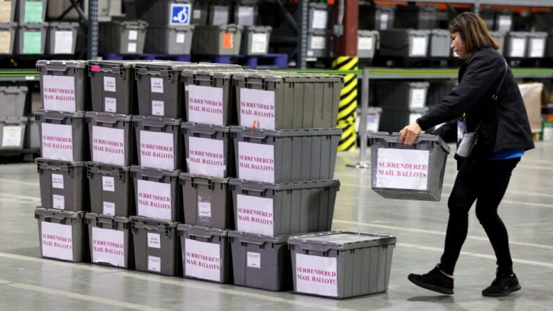 Caisses de collecte des bulletins de vote par correspondance le 8 novembre 2022 (Ethan Miller/Getty Images)