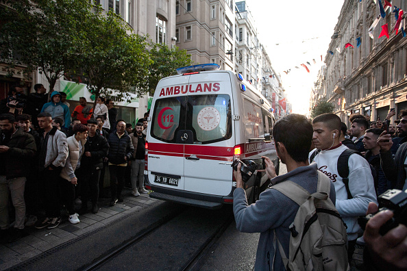 Une ambulance quitte les lieux après une explosion dans la rue piétonne très fréquentée Istiklal, le 13 novembre 2022 à Istanbul, en Turquie.(Photo : Burak Kara/Getty Images)