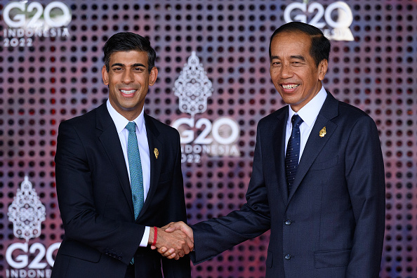 -Le Premier ministre britannique Rishi Sunak est accueilli par le président de la République indonésienne Joko Widodo au G20 le 15 novembre 2022 en Indonésie. Photo de Leon Neal/Getty Images.