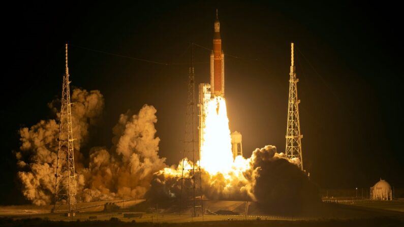 La fusée Artemis I du système de lancement spatial (SLS) de la NASA, avec la capsule Orion attachée, est lancée au Centre spatial Kennedy de la NASA le 16 novembre 2022 à Cap Canaveral, en Floride. (Photo par Kevin Dietsch/Getty Images)