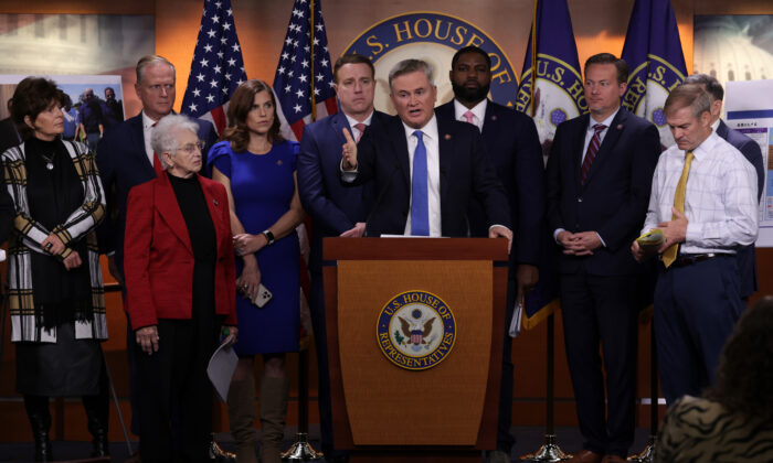 James Comer entouré de représentants républicains lors d'une conférence de presse au Capitole, le 17 novembre 2022. (Alex Wong/Getty Images)
