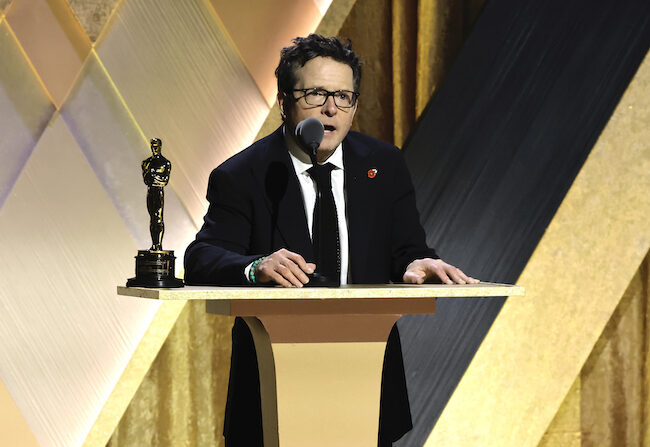 Michael J. Fox reçoit  l'Oscar d'honneur pour son action en faveur de la lutte contre la maladie de Parkinson, le 19 novembre 2022 à Los Angeles, Californie. (Photo : Kevin Winter/Getty Images)