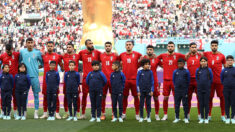Mondial 2022: les onze joueurs iraniens s’abstiennent de chanter leur hymne