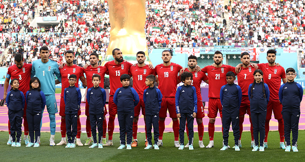 Les joueurs iraniens  restent silencieux pendant l'hymne national de leur pays avant leur entrée en lice à la Coupe du monde, le 21 novembre 2022 à Doha au Qatar. (Photo : Julian Finney/Getty Images)