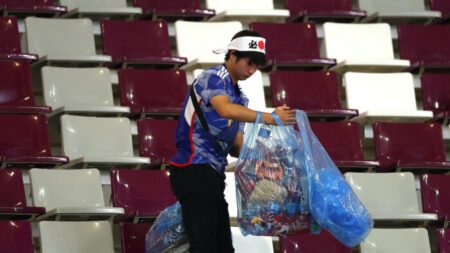 Les supporters du Japon nettoient le stade après la victoire de leur équipe en Coupe du monde de football