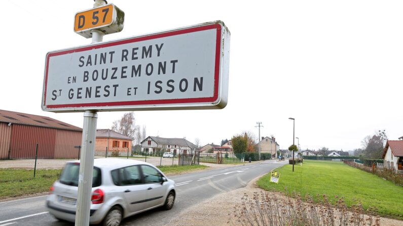 Panneau à l'entrée du village au nom le plus long de France, Saint-Remy-en-Bouzemont-Saint-Genest-et-Isson. (Photo : FRANCOIS NASCIMBENI/AFP via Getty Images)