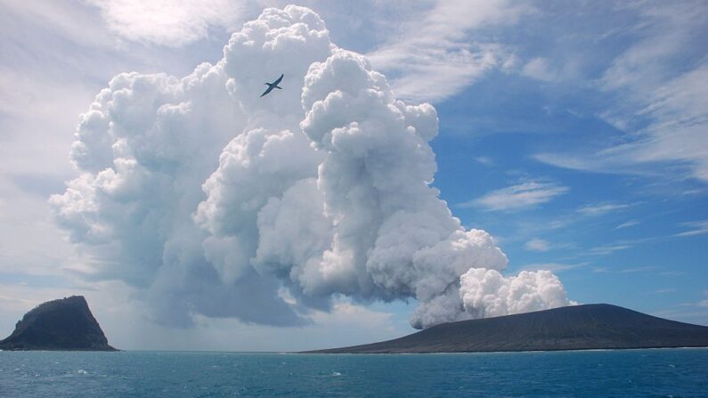 Photo d'illustration. Éruption d'un volcan près des îles Tonga, le 17 janvier 2015. (Photo: Mary Lyn Fonua/AFP via Getty Images)