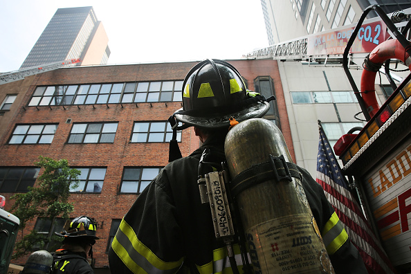 Des pompiers à Manhattan, à New York. (Photo : Spencer Platt/Getty Images)
