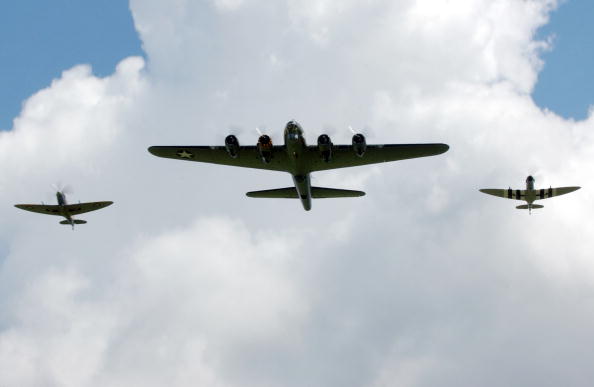 Le boeing B-17 Flying Fortress "Sally B" est escorté par des Spitfire de la Royal Air Force.  (Photo : Tony R. Tolley/U.S. Air Force via Getty Images)