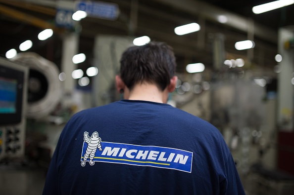 Un employé du fabricant français de pneus "Michelin" à l'usine de pneus poids lourds Michelin de La roche-sur-Yon.         (Photo : JEAN-SEBASTIEN EVRARD/AFP via Getty Images)