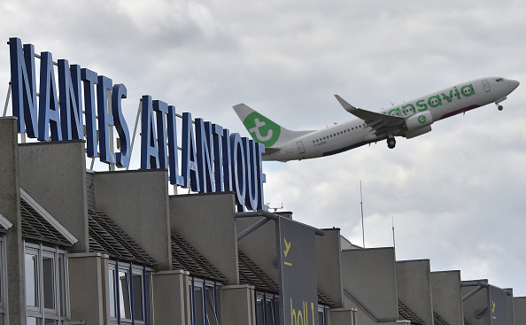 Un avion décolle de l'aéroport de Nantes-Atlantique à Bouguenais, en banlieue de Nantes.      (Photo : LOIC VENANCE/AFP via Getty Images)