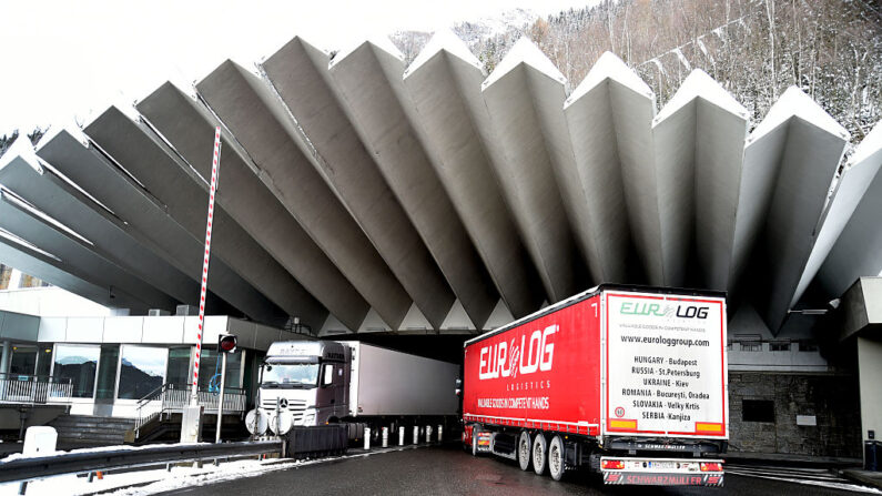 Entrée du tunnel du Mont-Blanc, à Chamonix. (Photo: JEAN-PIERRE CLATOT/AFP via Getty Images)