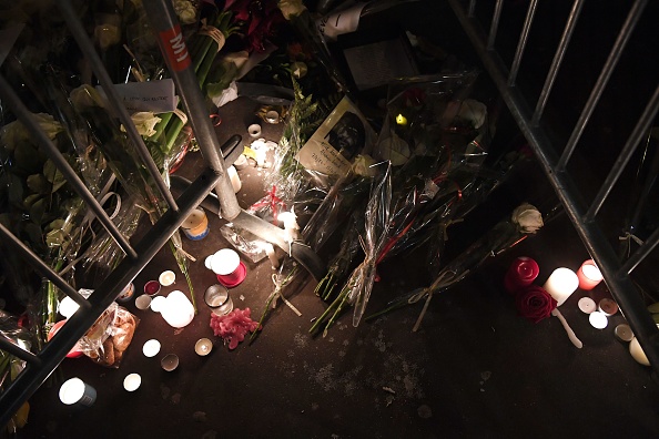 Bougies allumées, fleurs et messages en hommage aux victimes de l'attaque du Bataclan dans laquelle 90 personnes ont été tuées le 13 novembre 2015. (CHRISTOPHE ARCHAMBAULT/AFP via Getty Images)