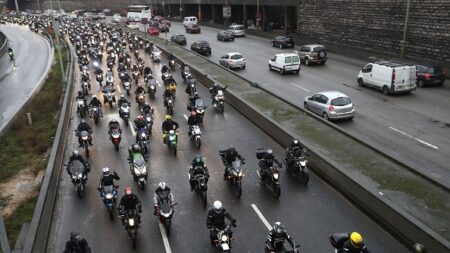 Contrôle technique des deux-roues: plusieurs centaines de motards en colère défilent à Paris