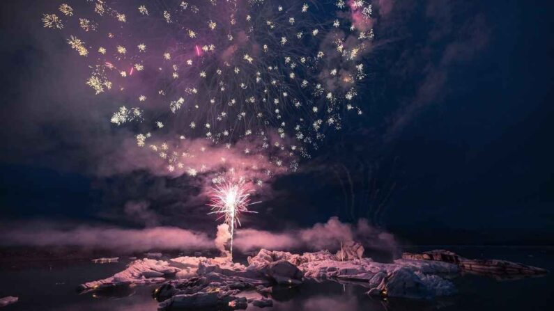 Céia Cheng, photographe hongkongaise, spécialiste des voyages, a immortalisé la célébration annuelle des feux d'artifice au-dessus du lac Jokulsarlon, en Islande. (Avec l'aimable autorisation de Celia Cheng)