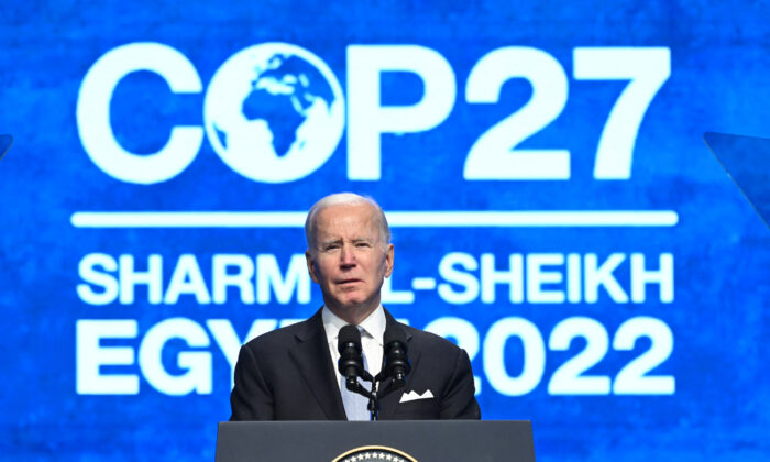 Joe Biden lors de la COP27 dans la station balnéaire de Sharm el-Sheikh, sur la mer Rouge, en Égypte, le 11 novembre 2022. (SAUL LOEB/AFP via Getty Images)