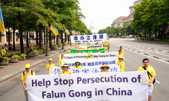 Défilé de pratiquants de Falun Gong sur Pennsylvania Avenue pour commémorer le 23e anniversaire de leur persécution en Chine, Washington, le 21 juillet 2022. (Larry Dye/ Epoch Times)