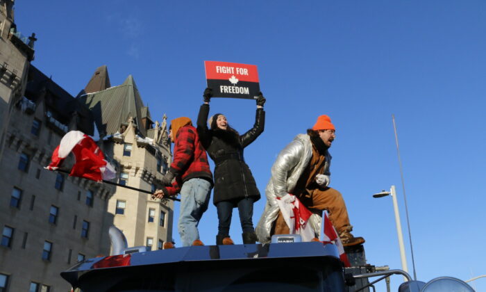 Manifestants sur le toit d'un camion dans le centre-ville d'Ottawa, le 29 janvier 2022. (Noé Chartier/Epoch Times)