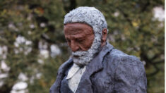 «On dirait un Victor Hugo noir»: à Besançon, la nouvelle version de la statue de l’écrivain surprend