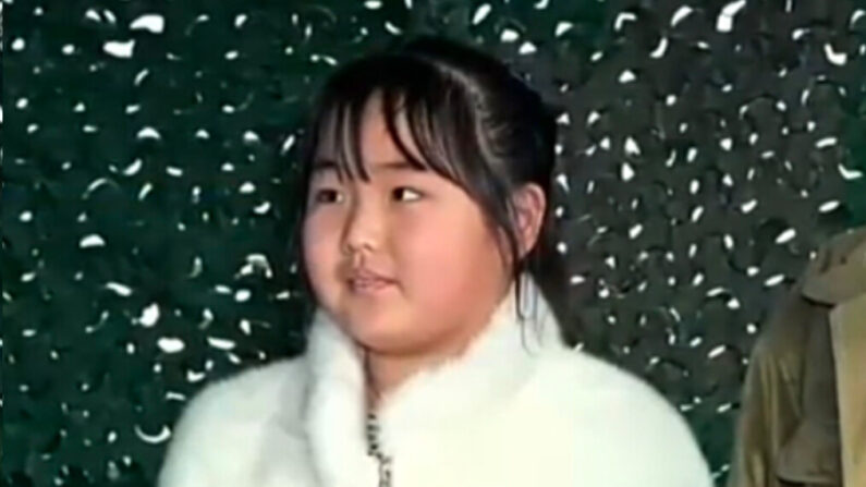 Kim Ju Ae, fille de Kim Jong Un née en 2012 (Korean Central Television, CC BY-SA 4.0 via Wikimedia Commons)