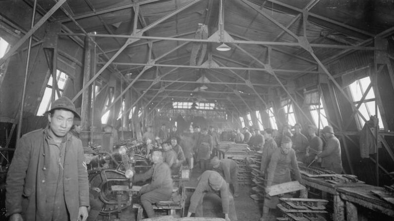 Des travailleurs chinois au camp de Teneur, dans le Pas-de-Calais, en 1918. (© IWM)