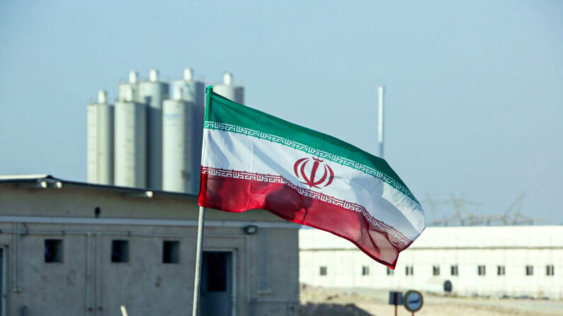 Drapeau iranien sur la centrale nucléaire, le 10 novembre 2019 (Atta Kenare/AFP via Getty Images)